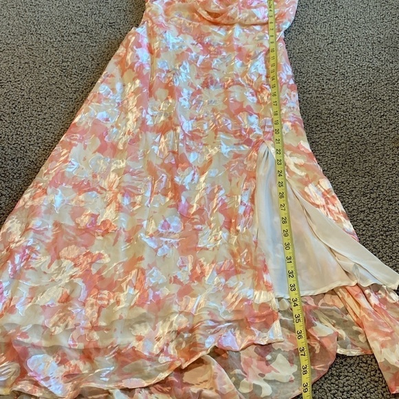 Astr Flowy Floral Dress Size Medium in Like New Condition - Picture 11 of 11